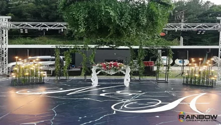 Rainbow Bursa Organizasyon tarafından Bursa'da düzenlenen şık bir söz nişan organizasyonu sahnesi. Romantik dekorasyon ve