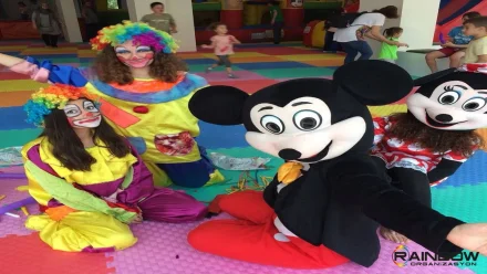 Eğlenceli bir doğum günü partisinde palyaço kiralama hizmeti sunan profesyonel ve neşeli ekip.