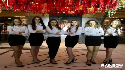 Bursa'daki büyük bir organizasyonda görev yapan şık ve profesyonel hostes ekibi. Rainbow Bursa Organizasyon kalitesi.