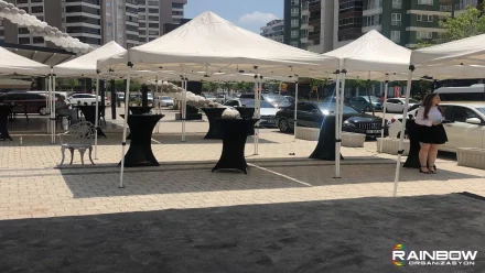 Bursa'daki özel bir etkinlikte hazırlanan zengin ikram ve catering masası düzenlemesi
